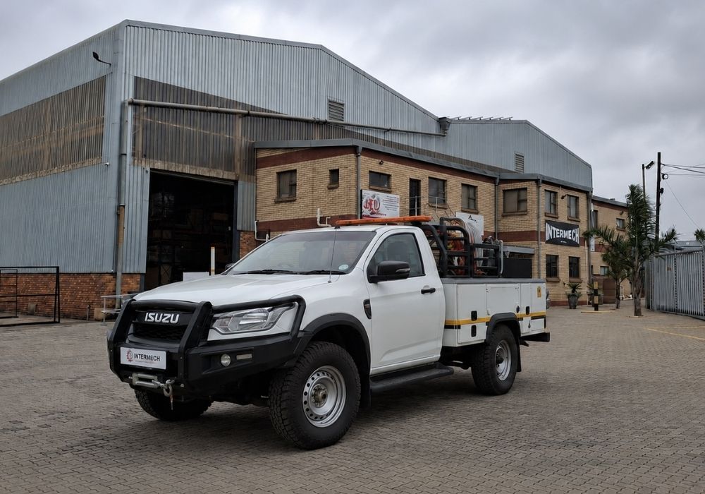 Breakdown Support Vehicle at Industrial Workshop Unbranded Isuzu breakdown support vehicle parked outside an industrial workshop, representing onsite engineering and industrial sealing support.